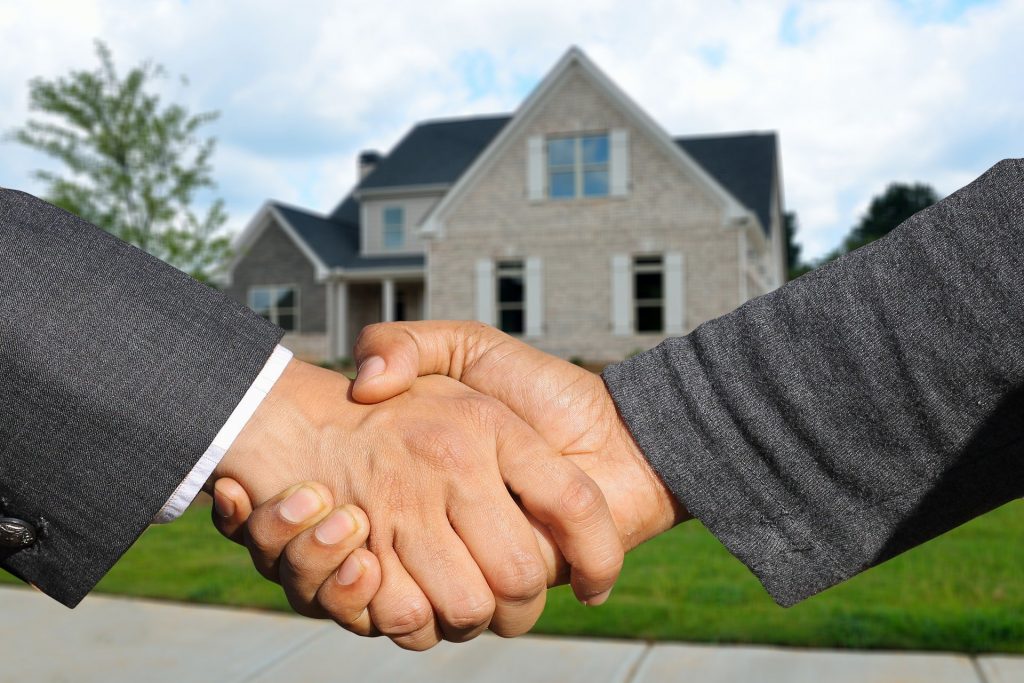 client and home inspector shaking hands after a successful home inspection report